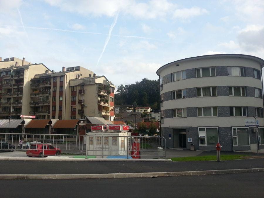 Gradnja dvoetažne garažne hiše na Sallauminesu. Kdo bo investitor?