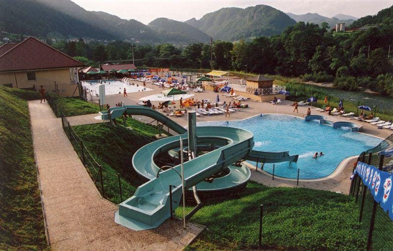 Voziti začenja kopalni avtobus