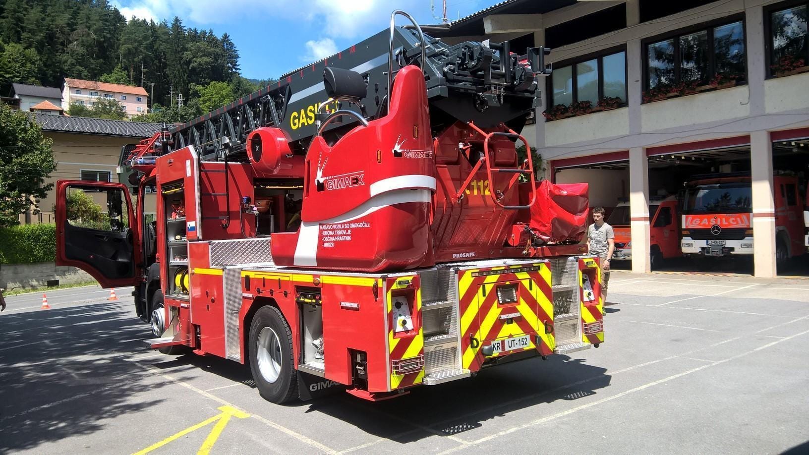 FOTO: Slavna avtolestev parkirana v Trbovljah