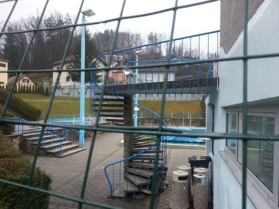 Na bazenu izven delovnega časa