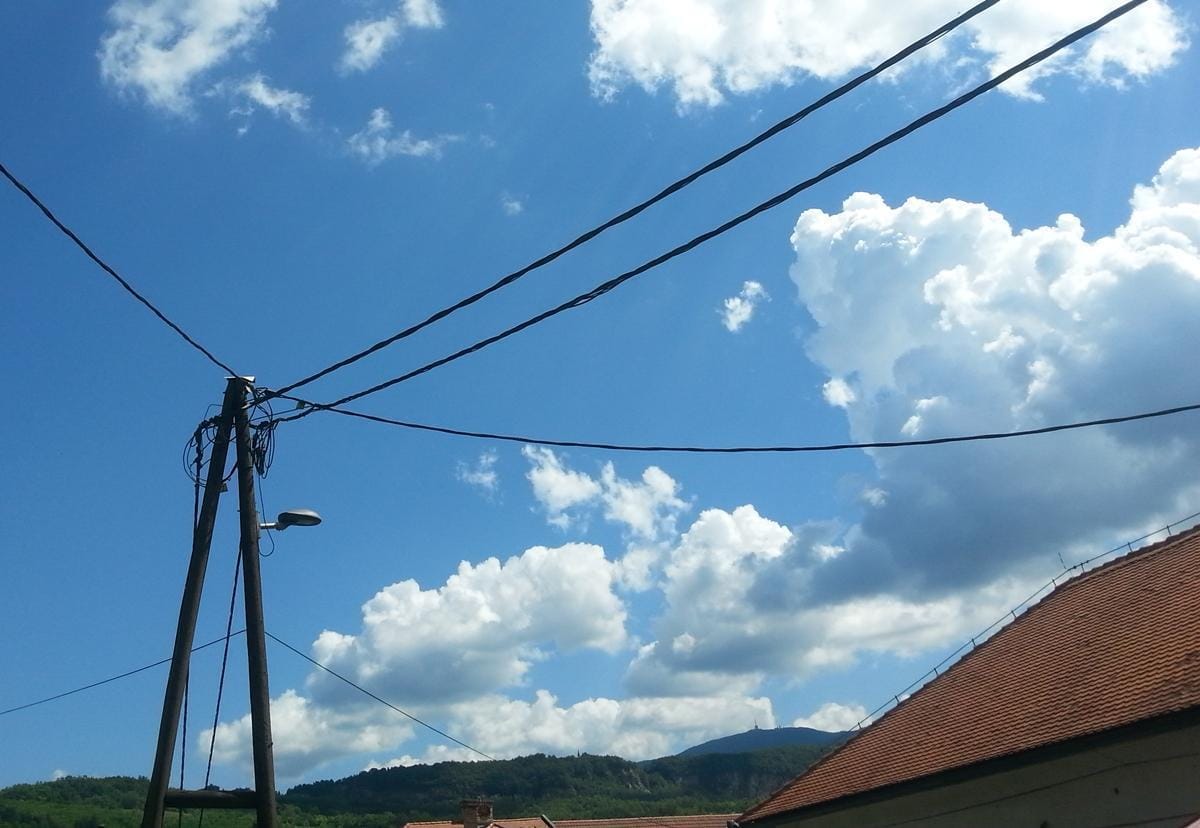 Trčil v električni drog