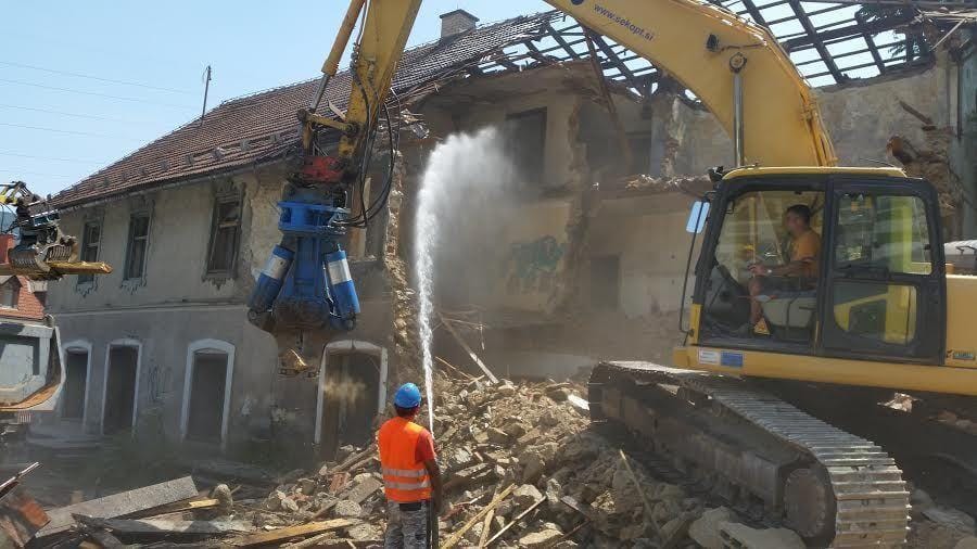 KONČNO: Rušenje nevarnega objekta