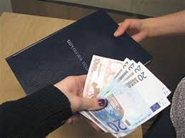 Nagrade bodo delili še avgusta