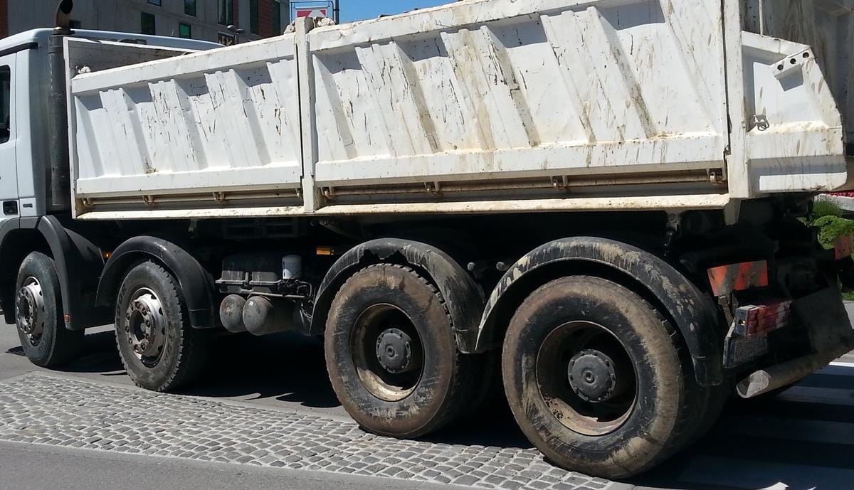 Razsul tovor, zaprl cesto