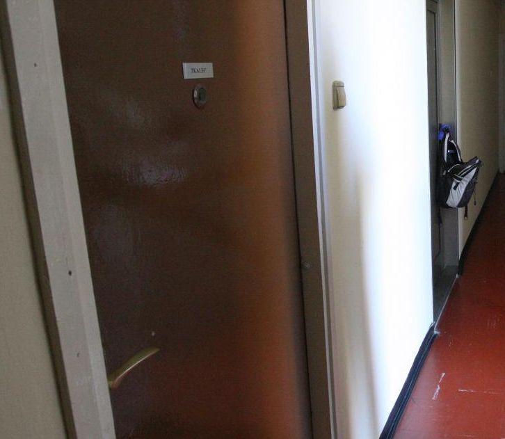 Neznanec brcal po vratih in grozil