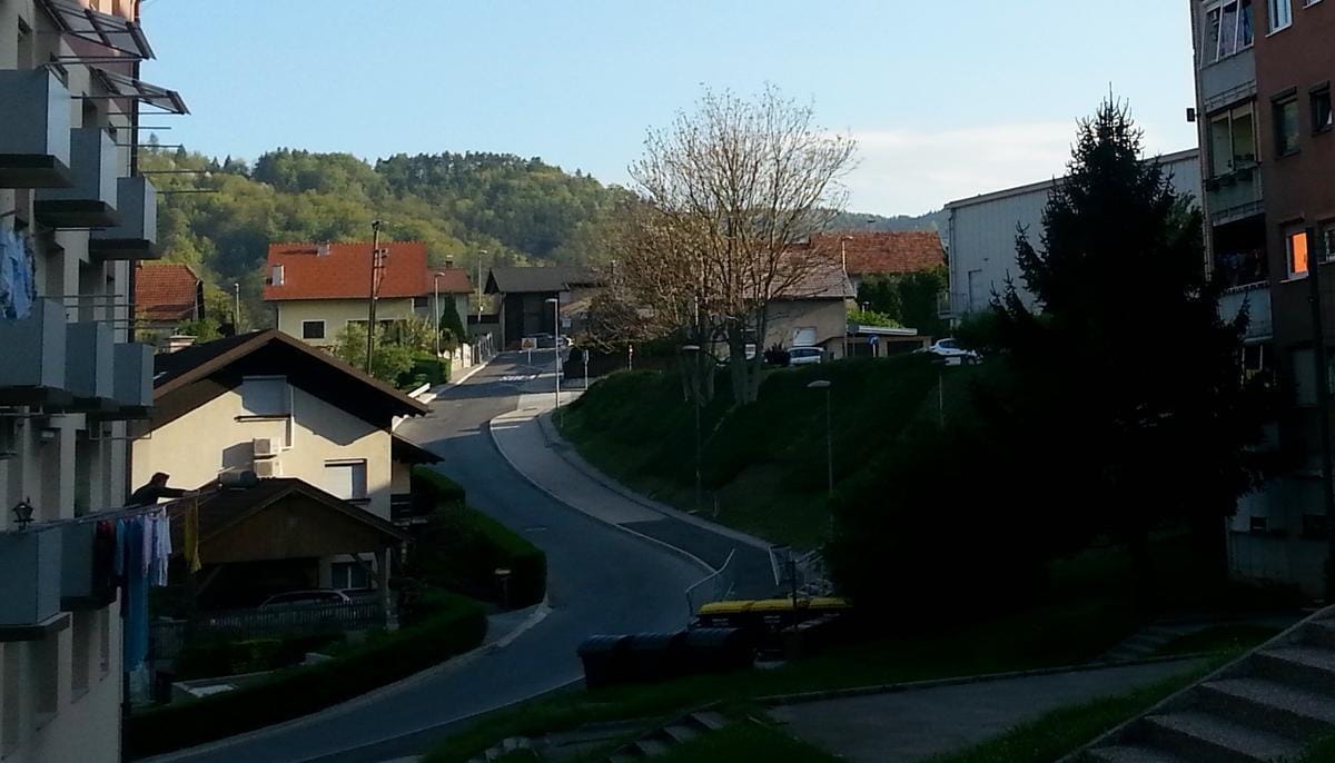 Dostop do hiš in šole onemogočen