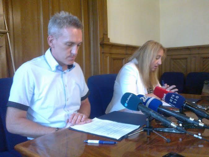 Truplo navezal na verigo in odvlekel v gozd