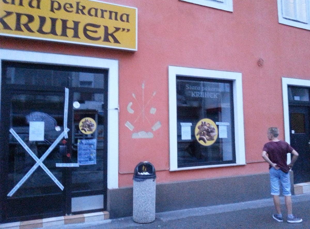 Kupci ostali pred zaprtimi vrati