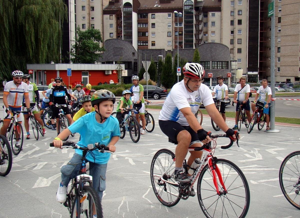 FOTO: Hoditi in kolesariti je carsko