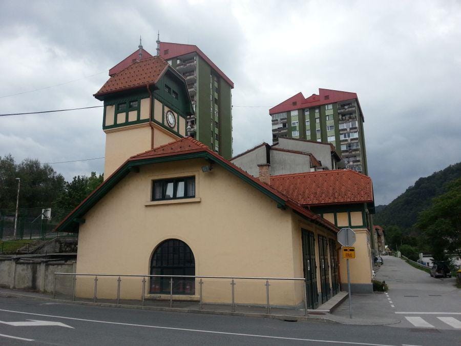 Prodaja se gasilski dom, tenis igrišče, pisarne, zemljišča ...