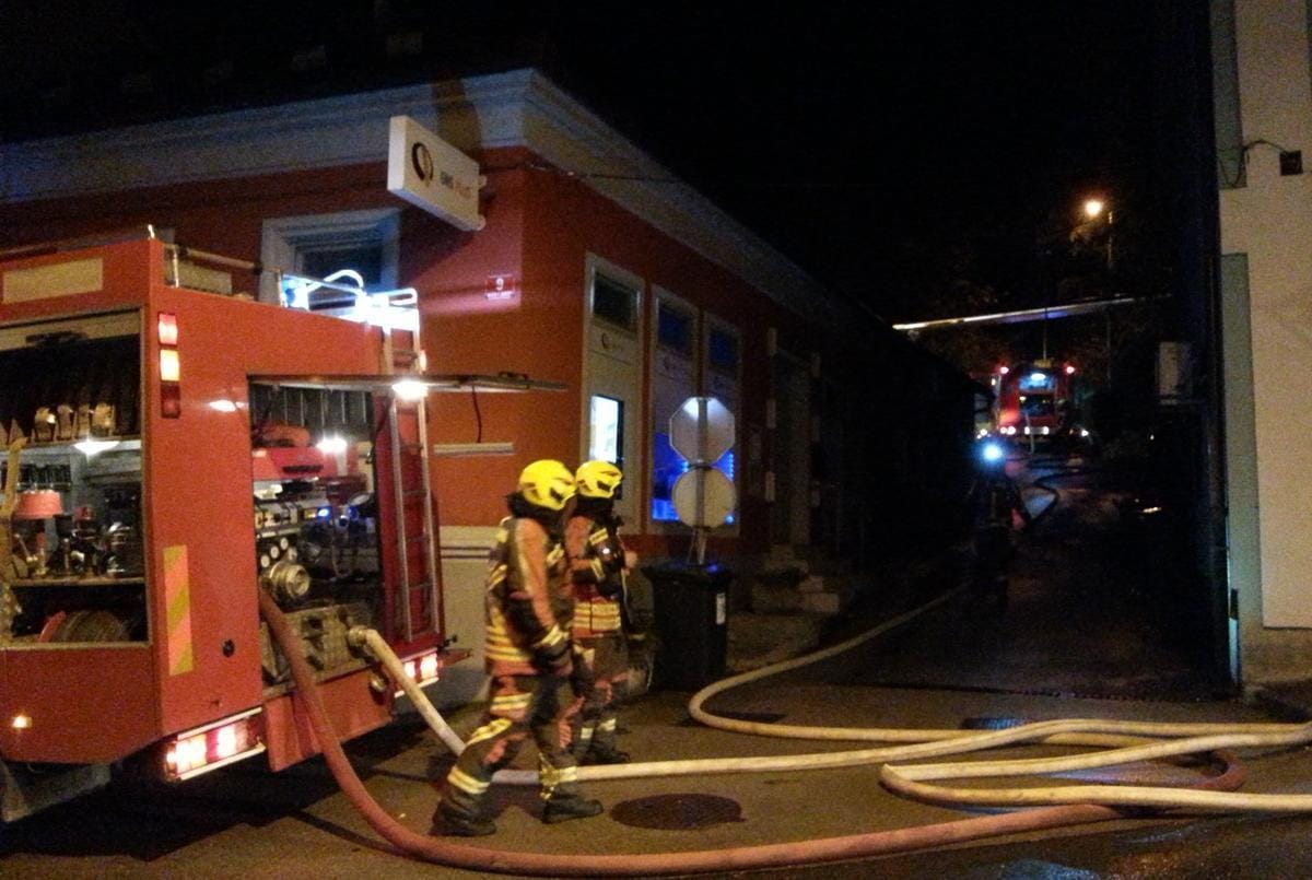 Noč preživeli na straži