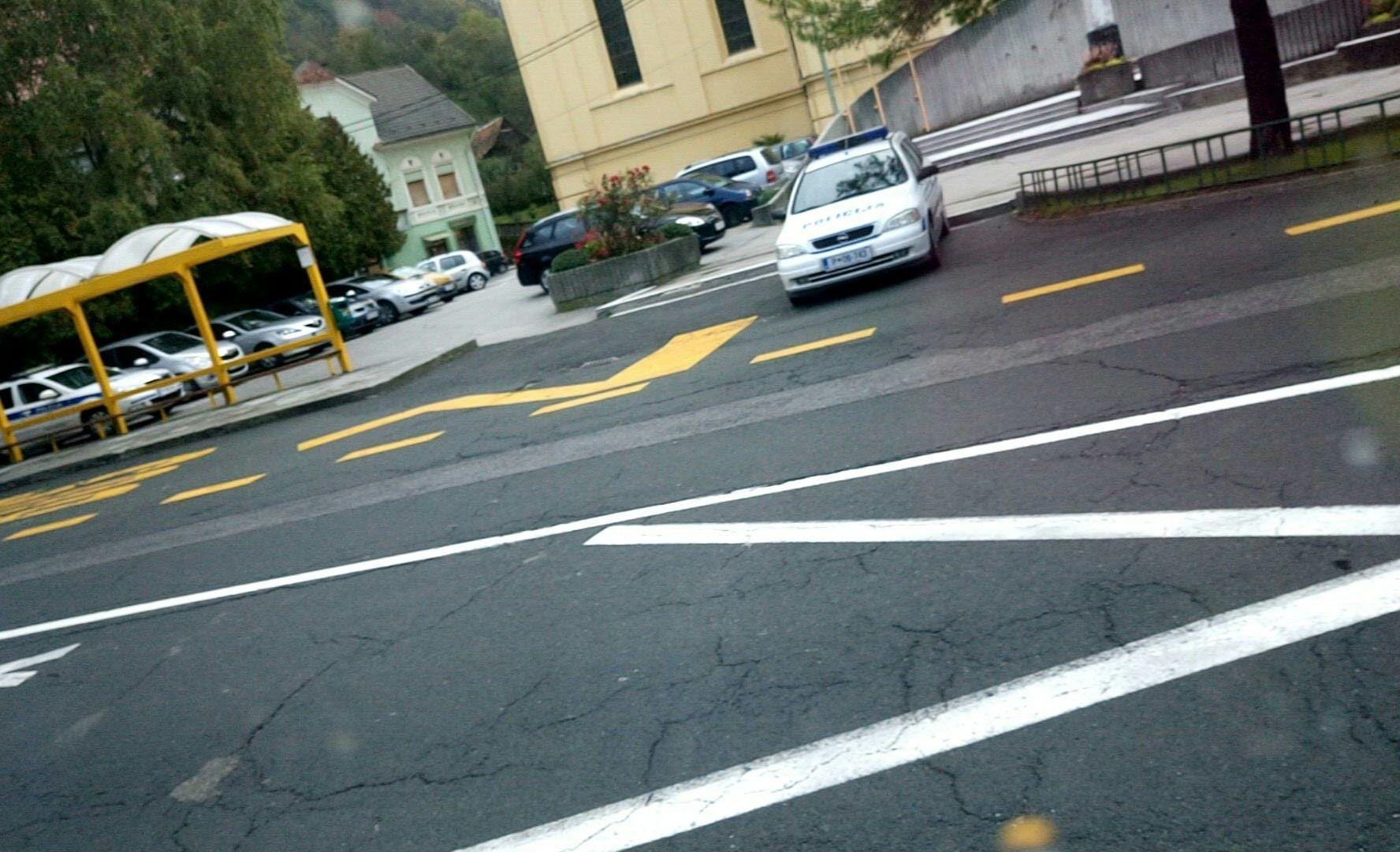 Belo-modro vozilo na postaji