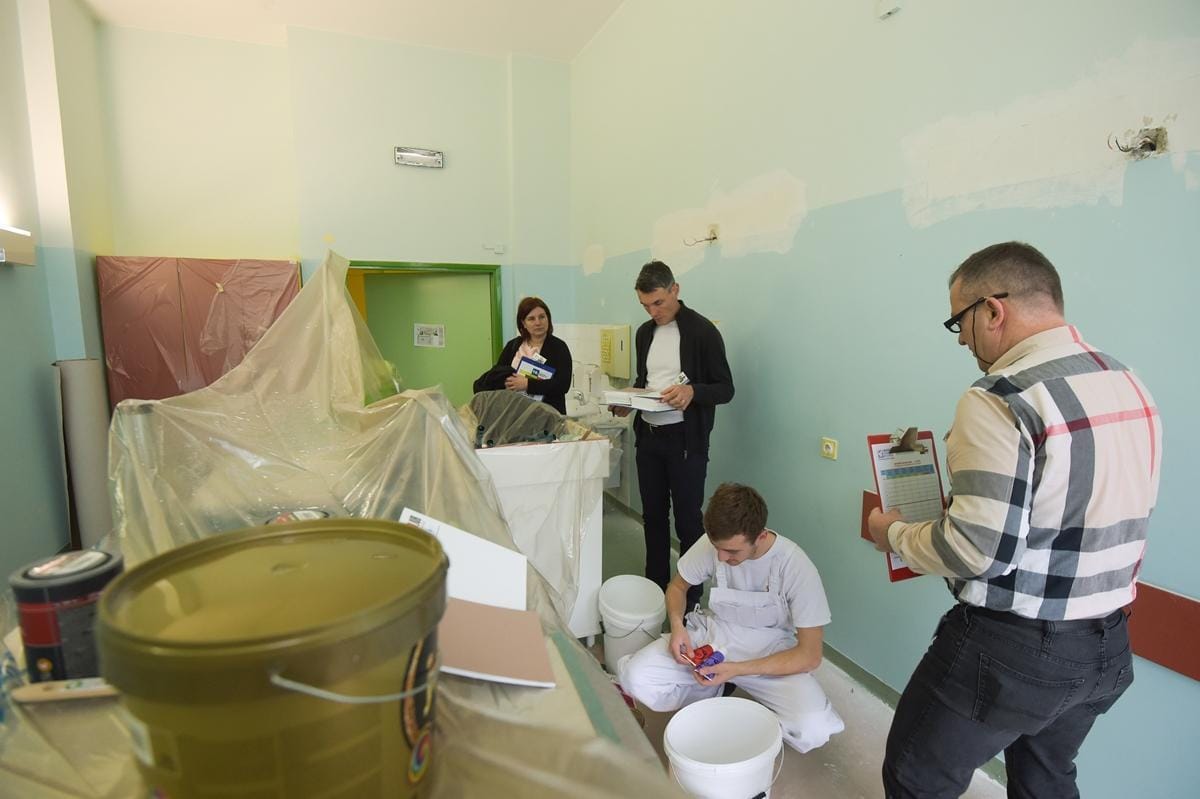 Dobrodelno prepleskali 3.000 kvadratov bolnišnice