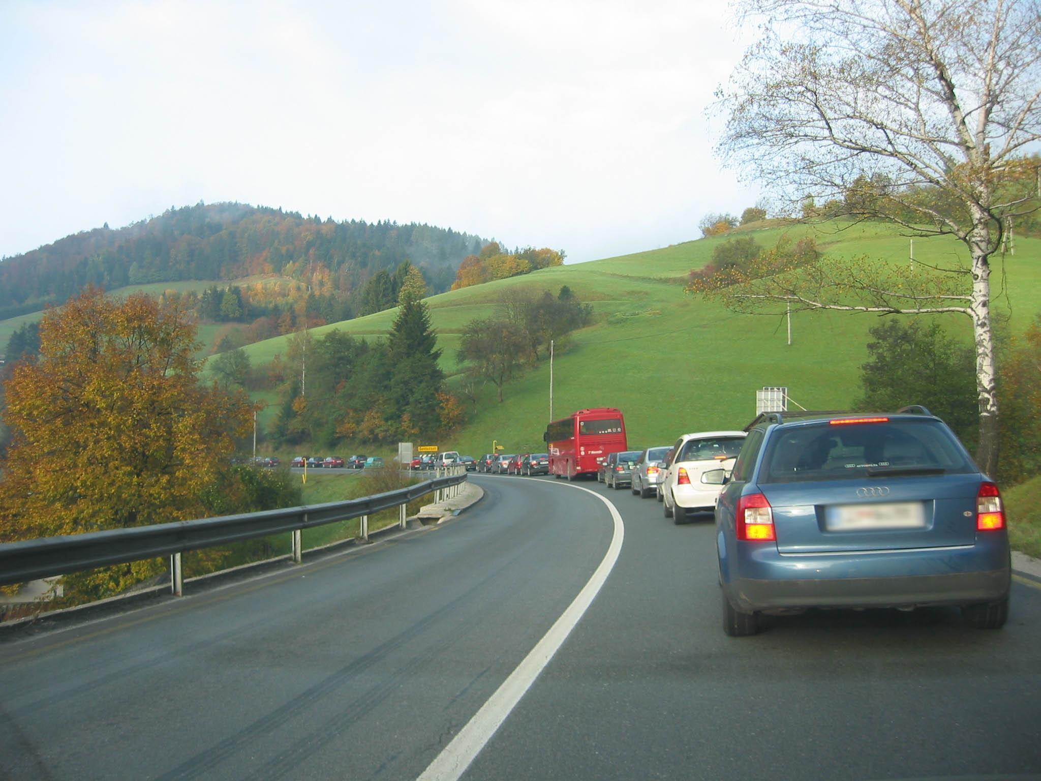Pešec oviral promet na trojanskem klancu