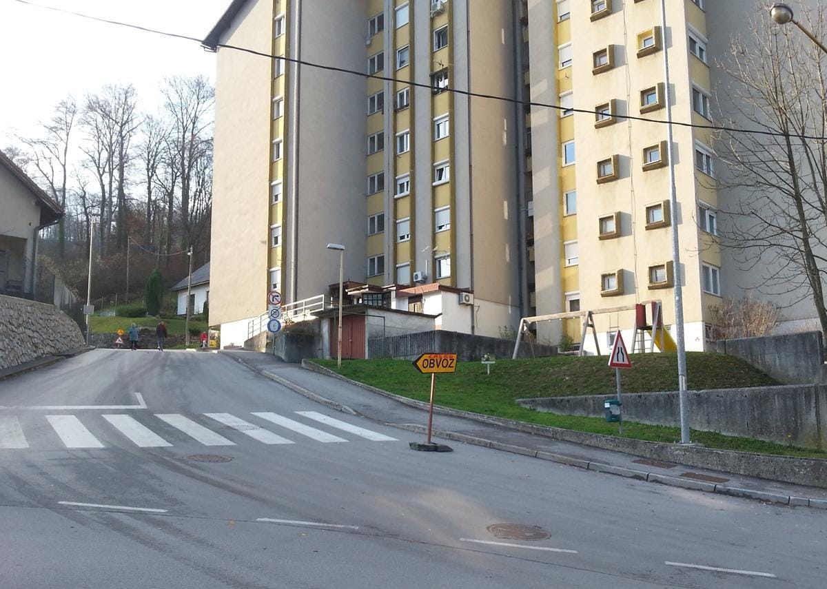 Cesta zaprta, občanov ni obvestil nihče