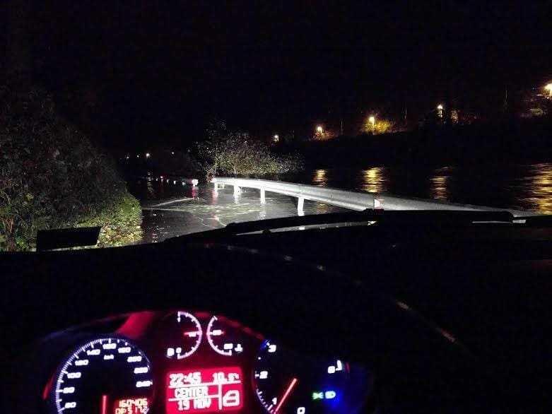 Poplave, drevesa na cesti, ogroženi stanovalci