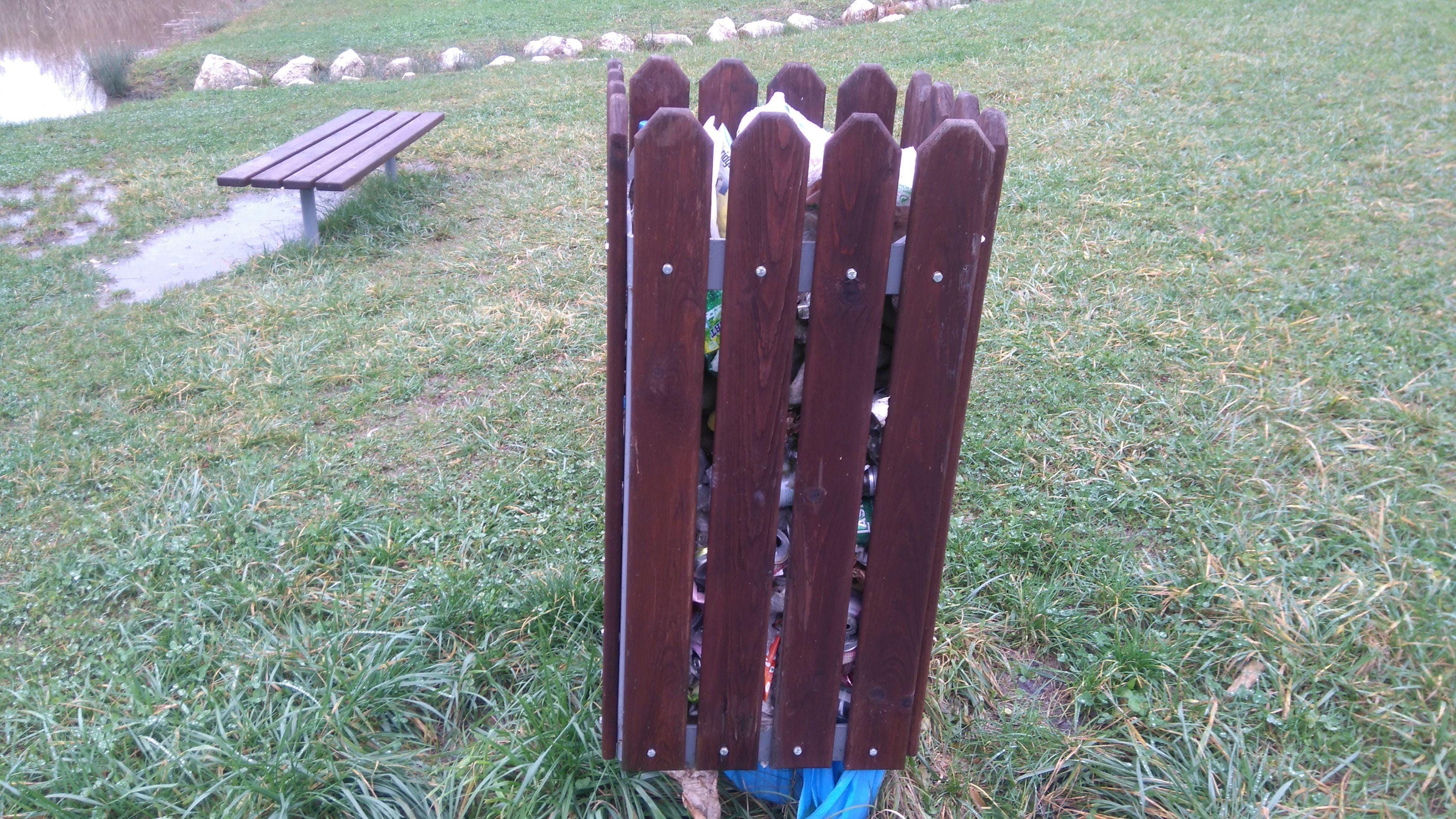 Po mesecu dni: Na "nikogaršnji" zemlji lahko smetijo