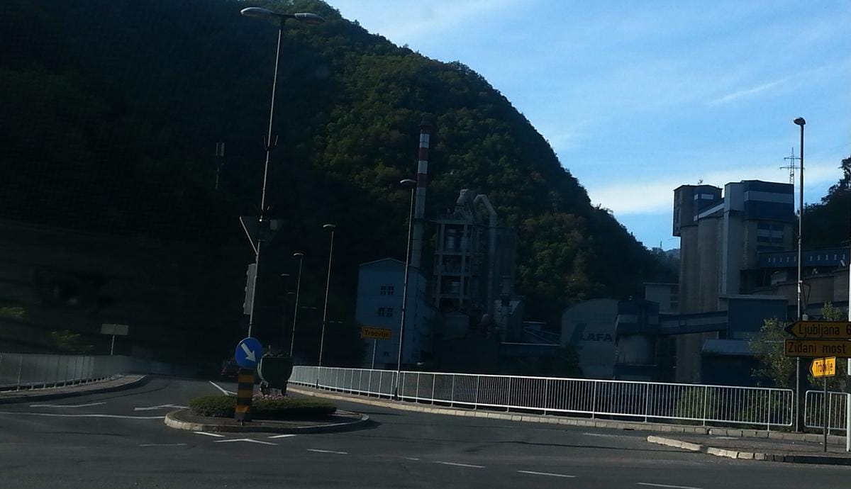 Previdno: most zavit v temo