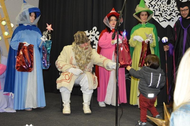 Dedek Mraz pohitel in obdaril 50 malčkov