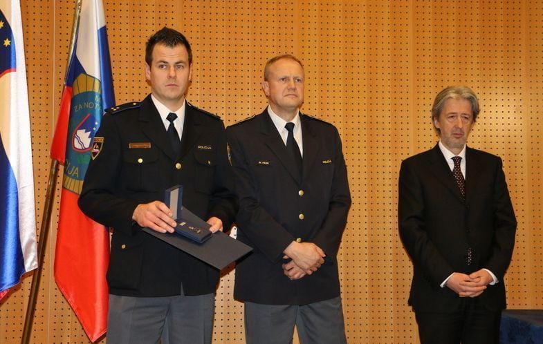 Zasavski policist se je hrabro spustil v nevarno globel