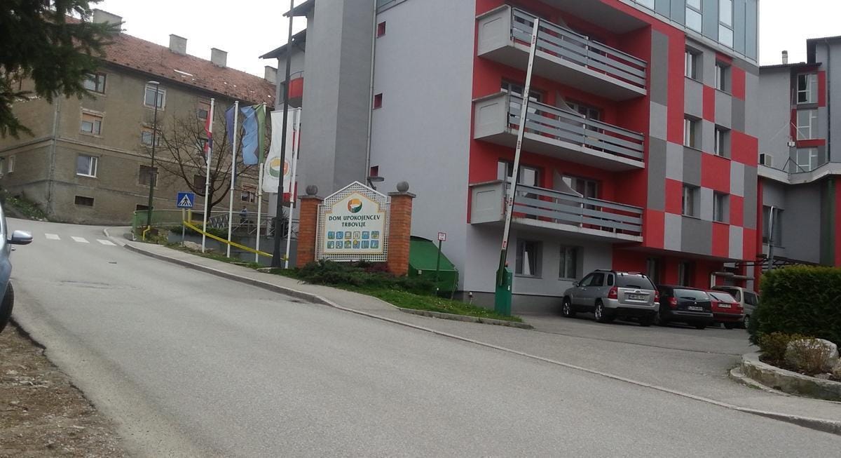 DUFS: Dva okužena stanovalca v bolnišnico, okuženi še trije zaposleni