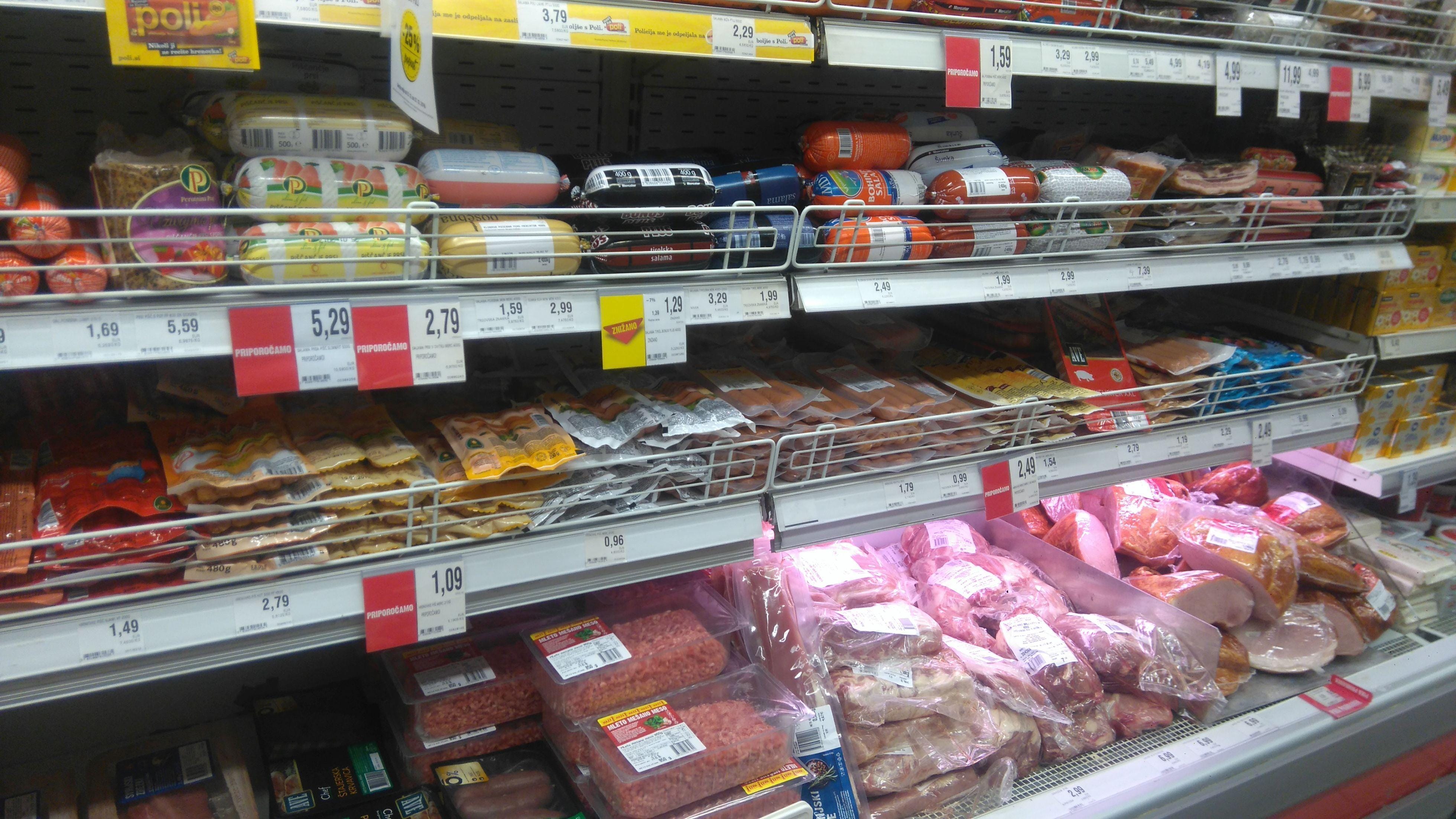 Ste se kdaj vprašali: Kam gre neprodana hrana iz trgovin?