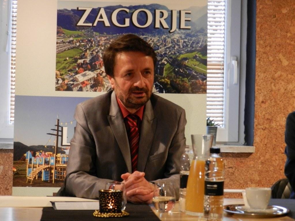 Še enkrat obljubil pred novinarji!