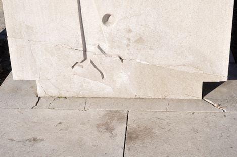 Plaz poškodoval spomenik talcem