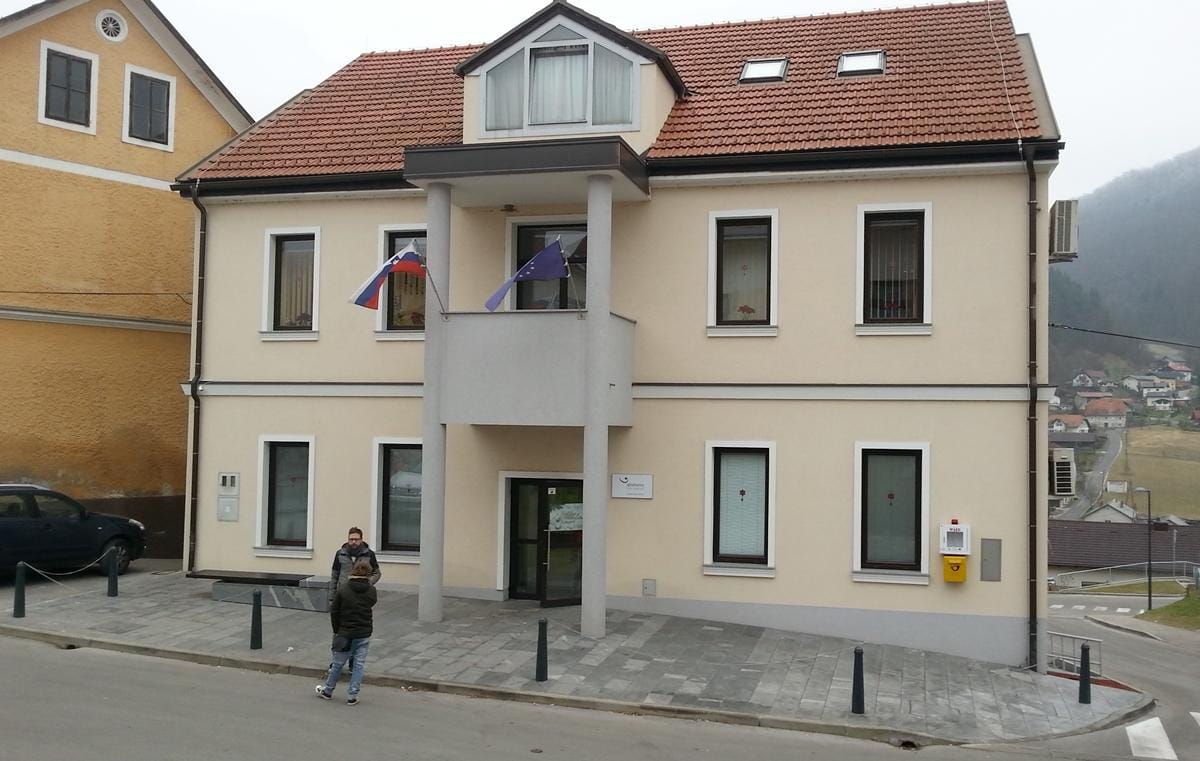 330 se jih stiska v premajhnih prostorih