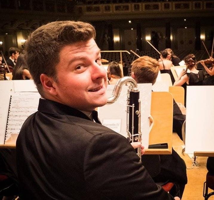 Od klasike si odpočije tako, da skoči v narodno nošo