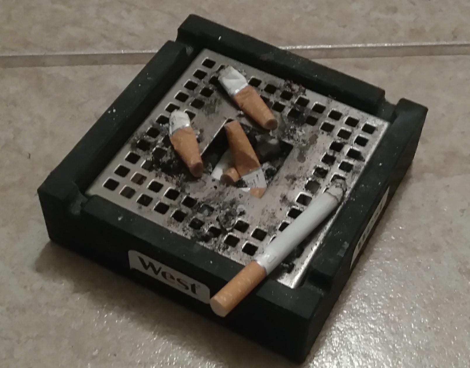 V lokalu kar prižgal cigareto in je ni hotel ugasniti