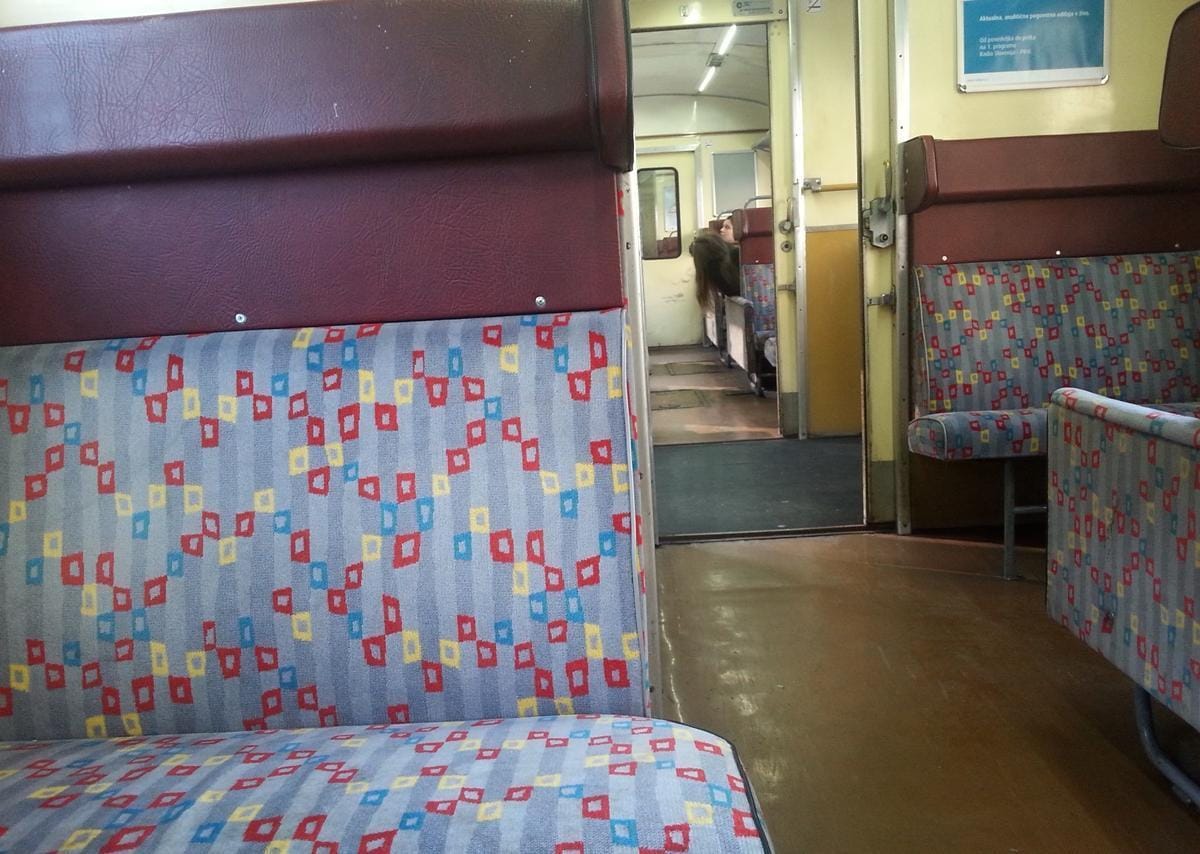 Nasilje izvajala kar na vlaku