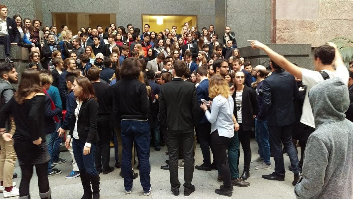 Logos blestel v Pragi