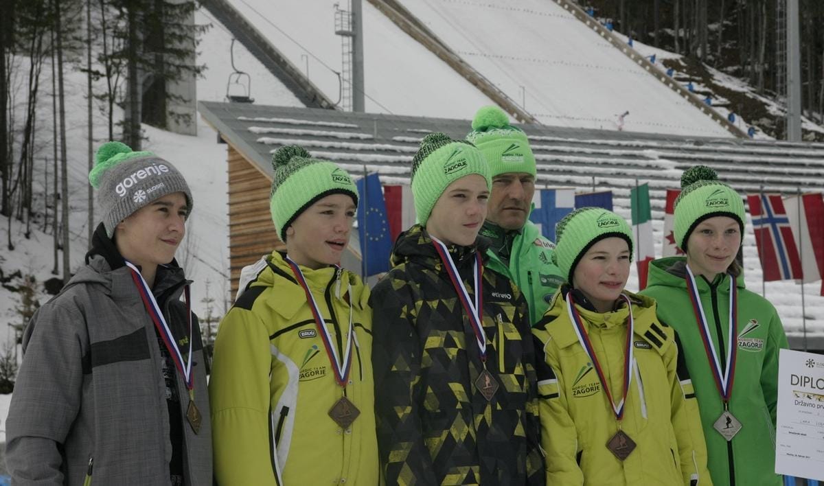 Lari Logar srebro, v ekipnem tekmovanju do brona