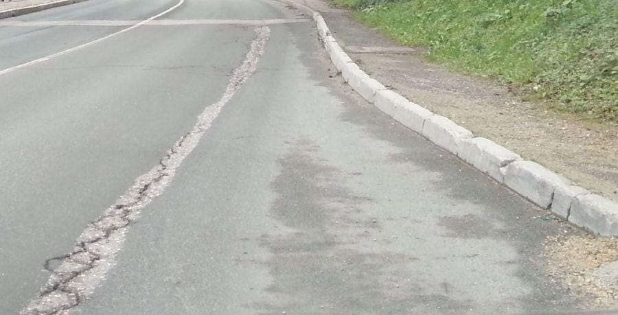 Katere uničene cestne odseke bo letos uredila občina?