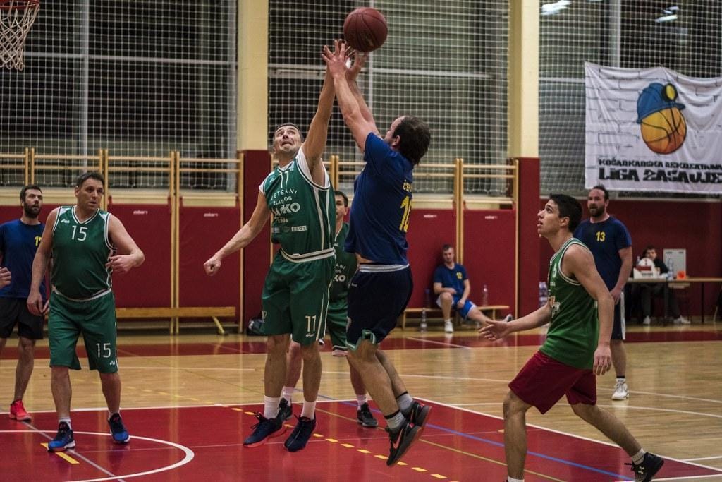Košarkaška rekreativna liga Zasavja že v 16. teden
