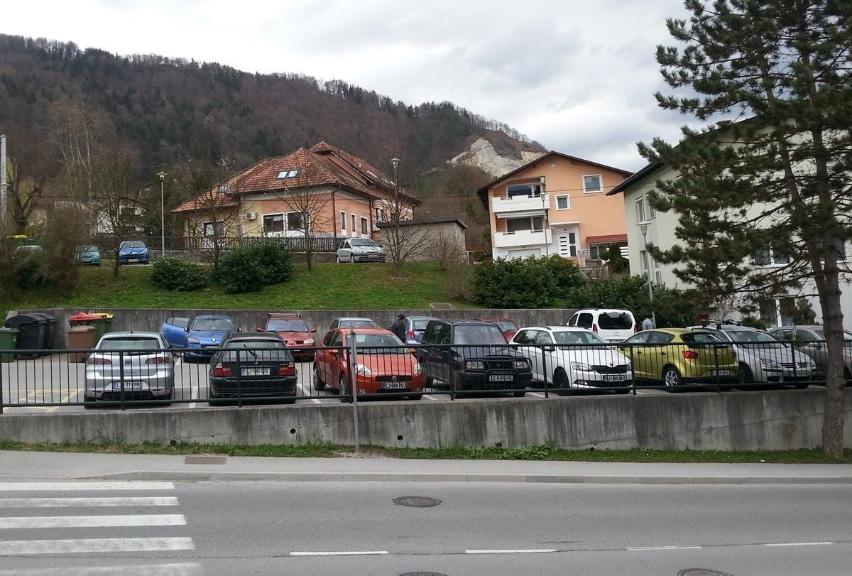 Največ policijskih obravnav na parkiriščih