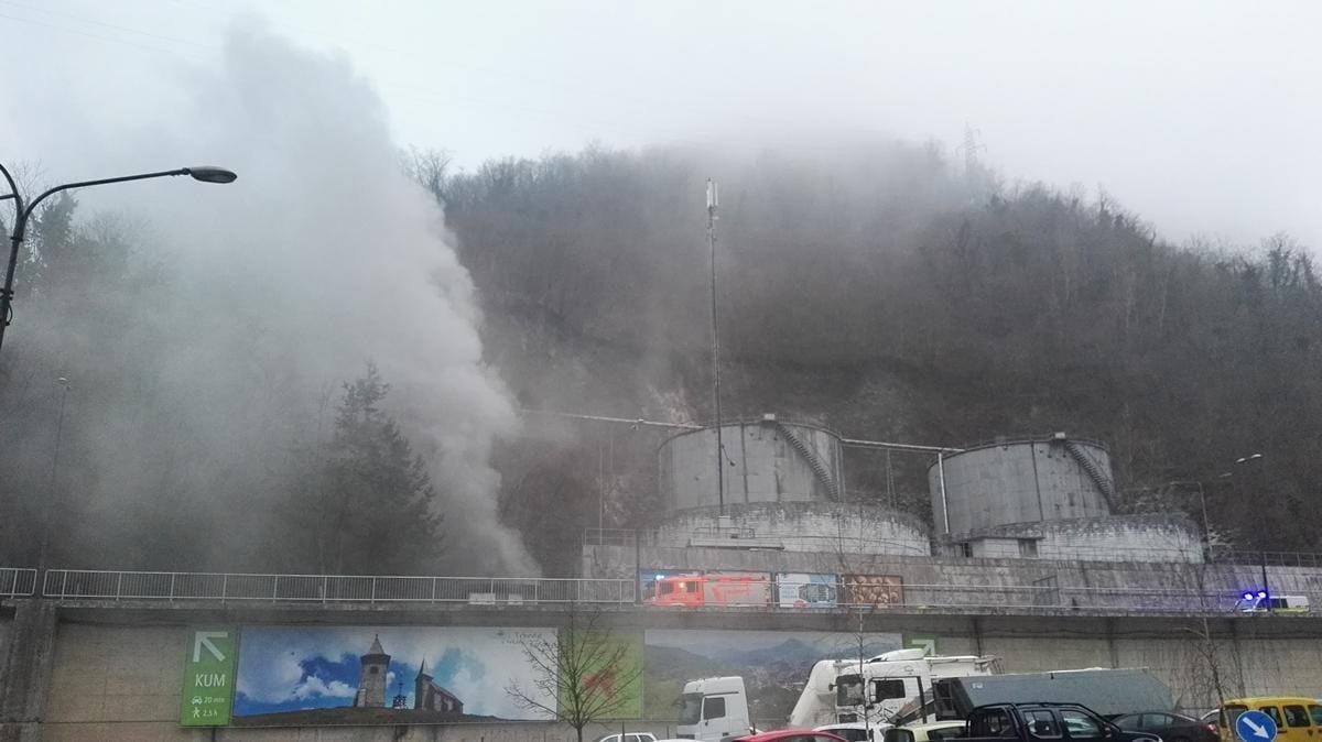 Previdno: trboveljski most v dimu