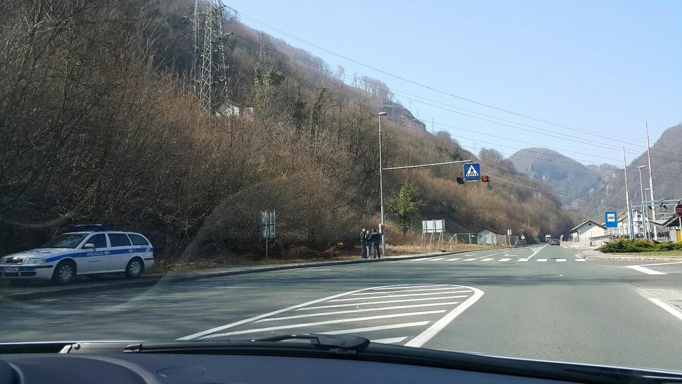 Pozor: Možje v modrem na zasavki