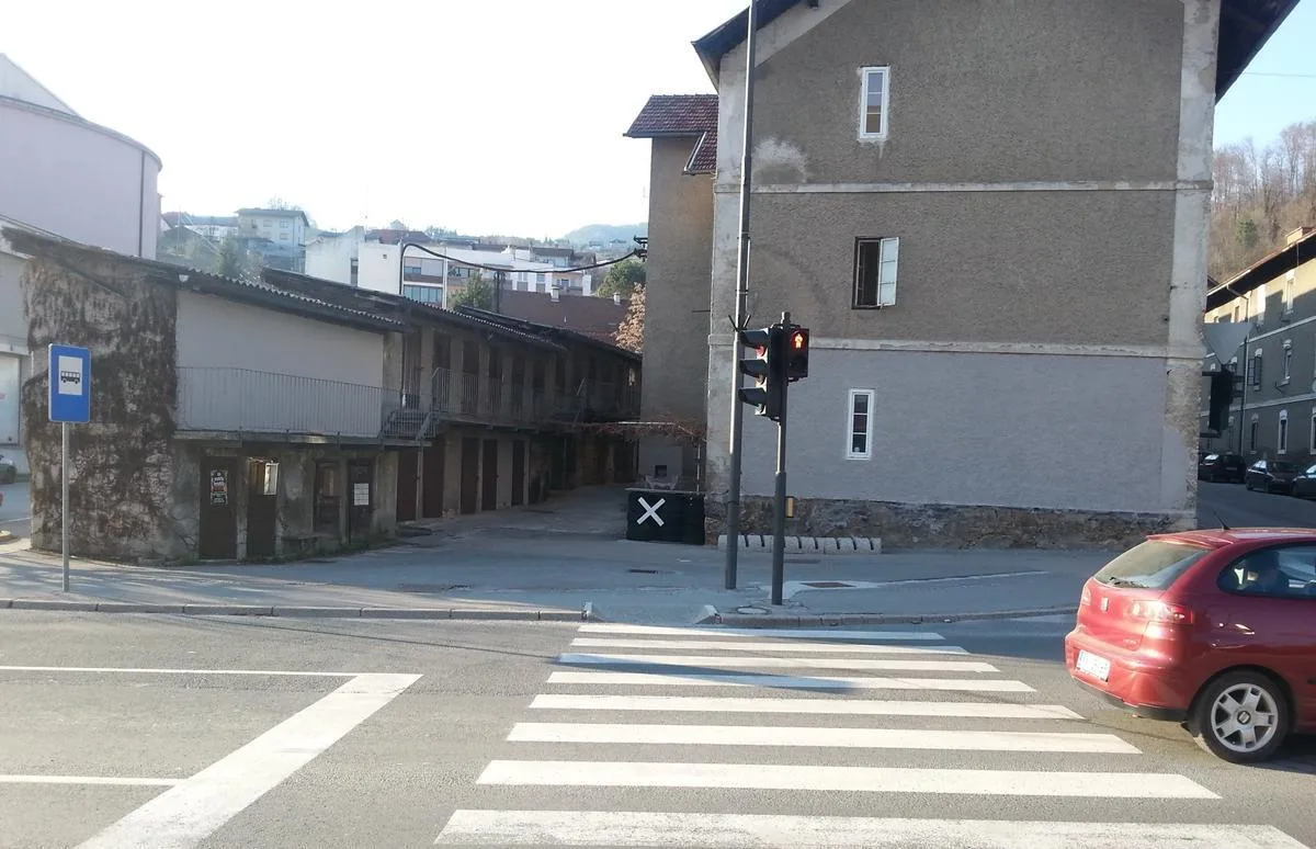 Zmotil jih je grafit, ne pa propadajoča stavba, v kateri še vedno živijo ljudje