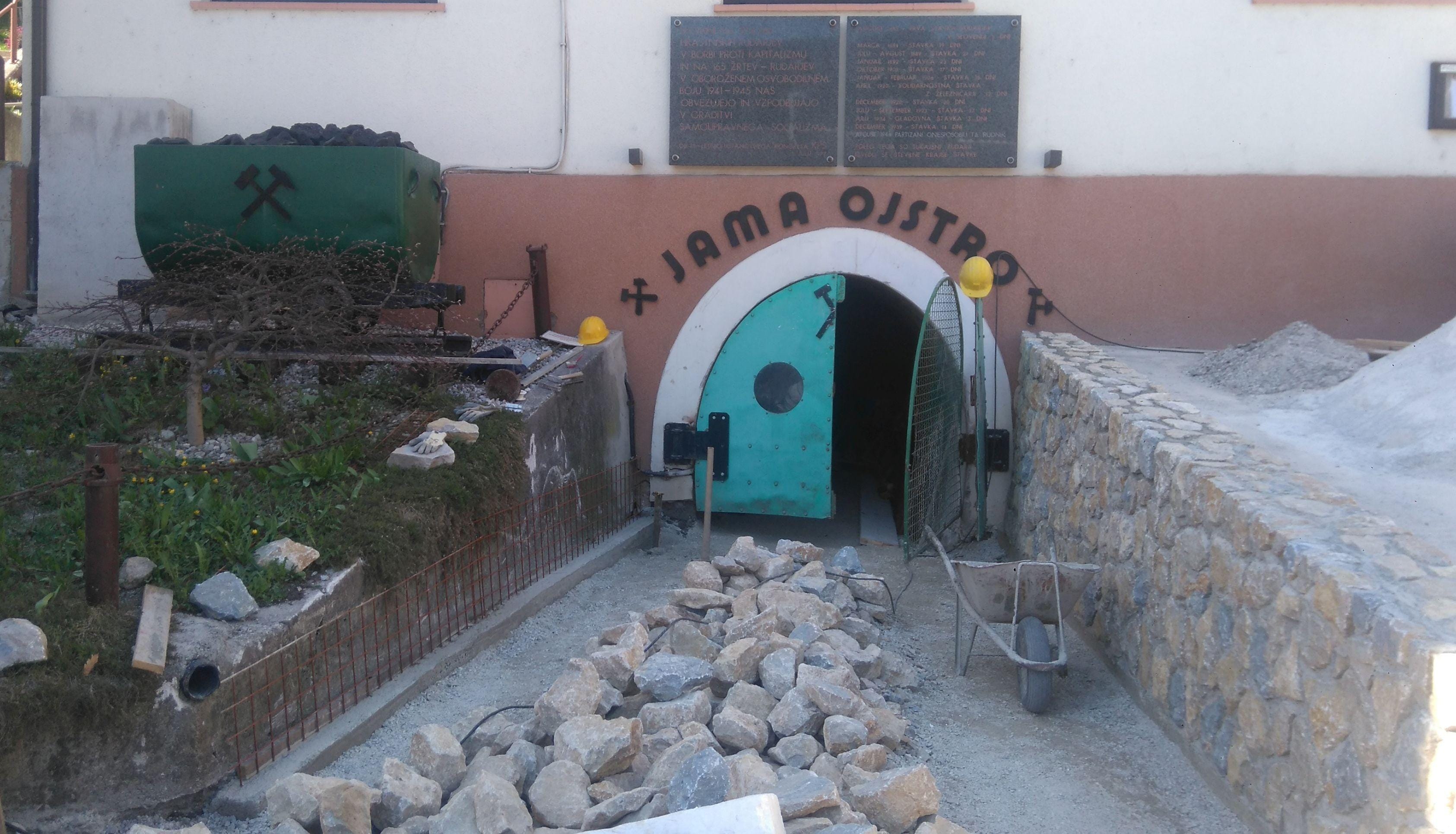 Vhod v jamo po novem prostor za druženje