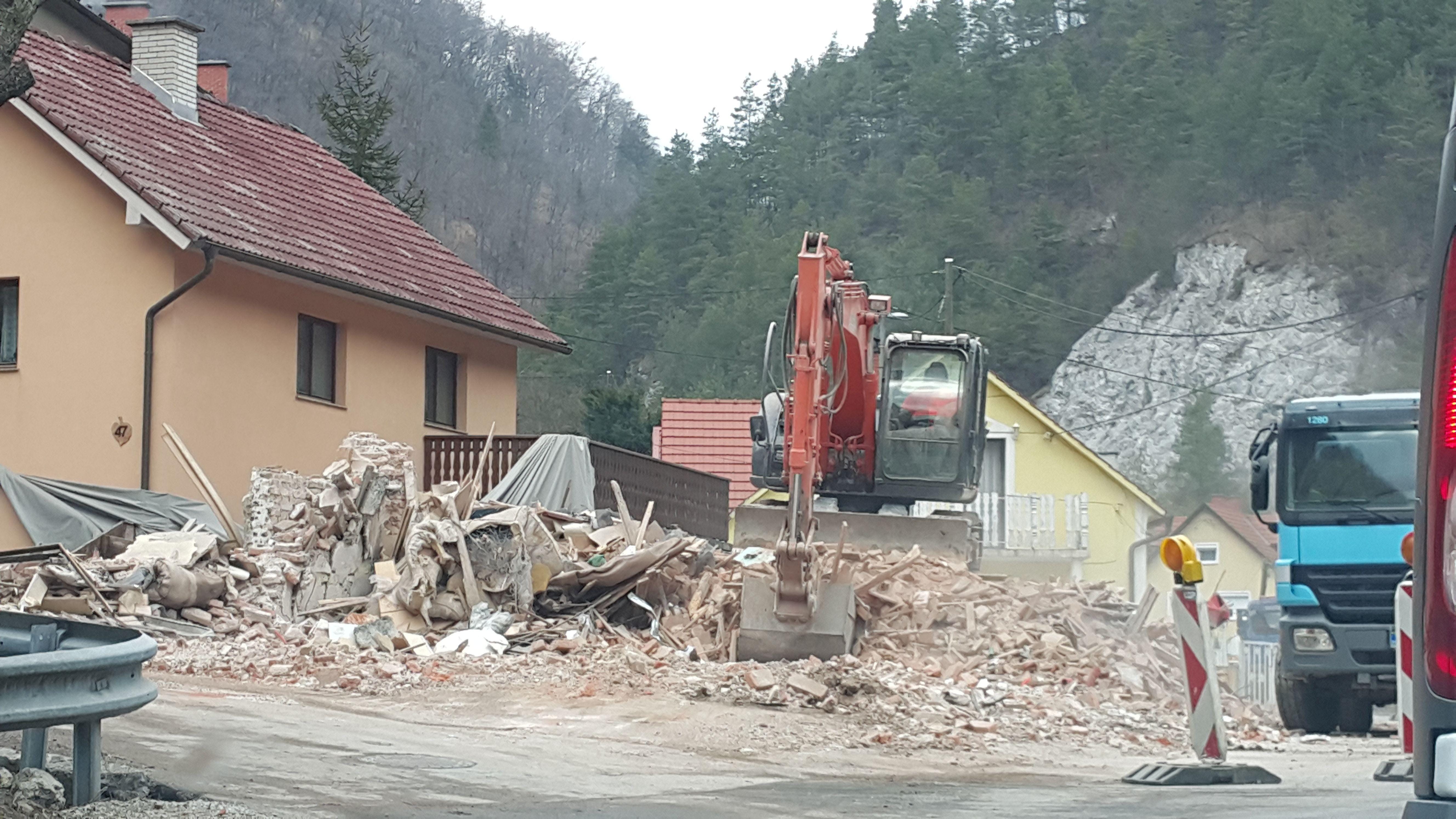 FOTO: Objekt porušili, kaj bo z zemljiščem