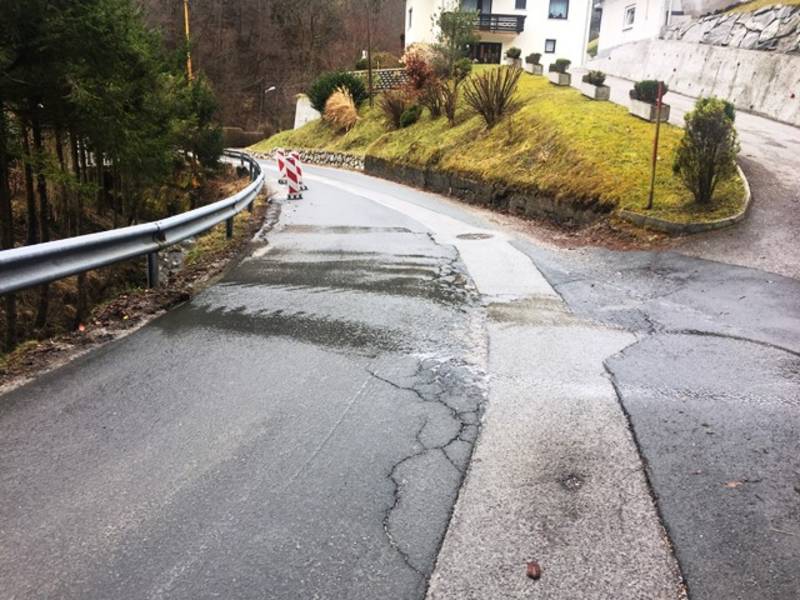 Cesta zaprta, v šolo po obvozu