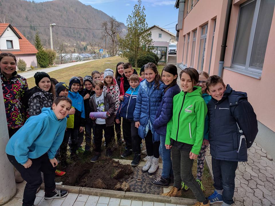 VIDEO: Učenci zakopali časovno kapsulo, na odprtje bo čakala 33 let