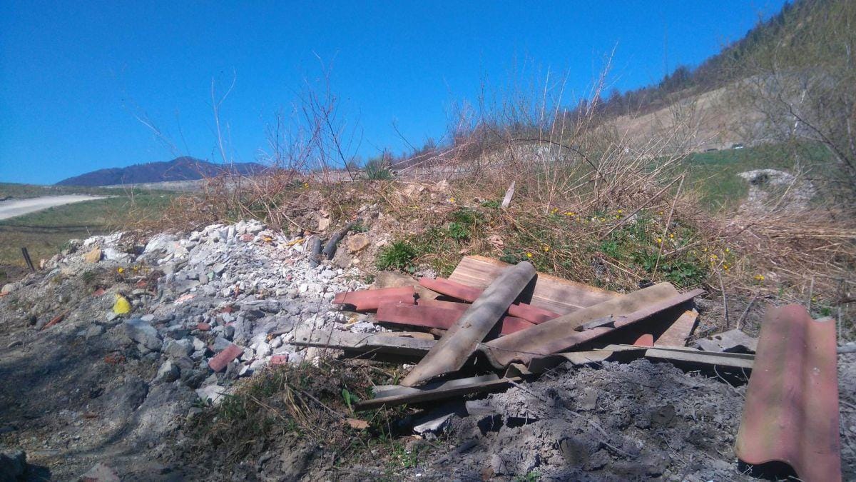 FOTO: Adaptirajo stanovanje, ostanek pa v gozd med Hrastnikom in Trbovljami