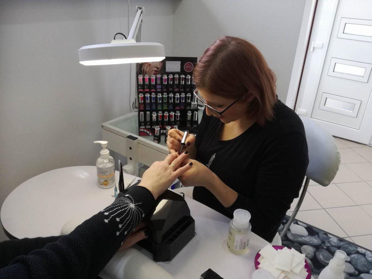 DANES: V zasavskih frizerskih in kozmetičnih salonih že v "nizkem štartu"