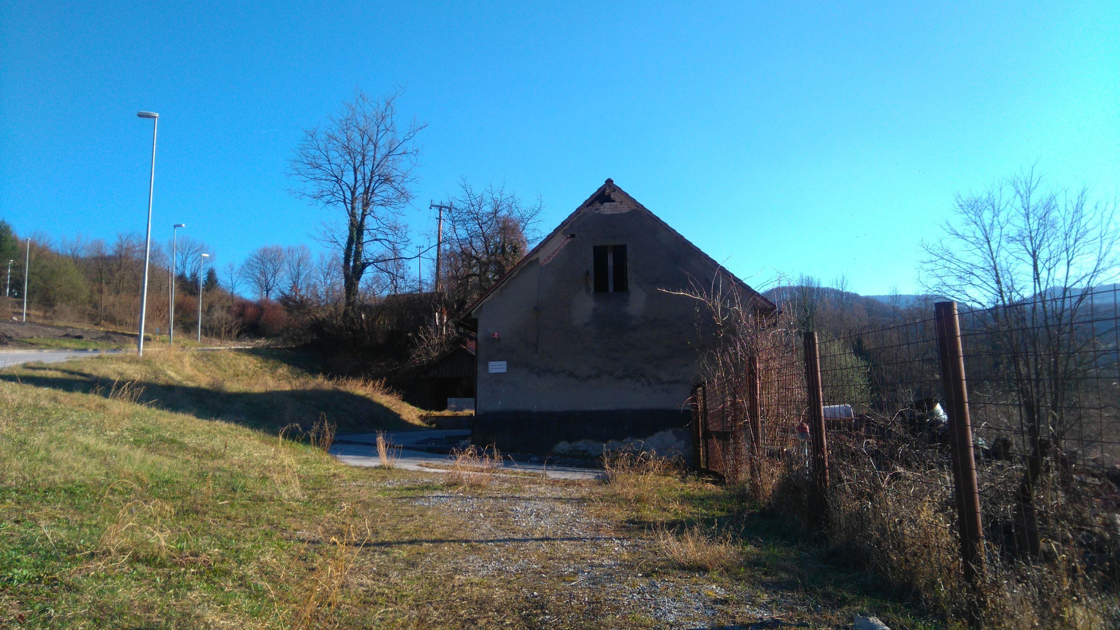 FOTO: Razglašeno za kulturni spomenik, danes prerašča plevel