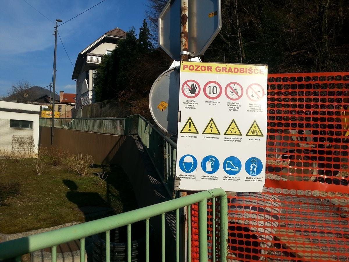 Zapora cest potekala v dveh fazah