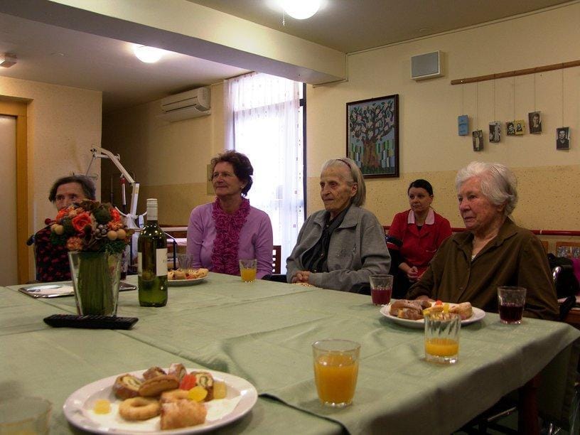 Obiskali in obdarili so jih ob dnevu žena in materinskem dnevu