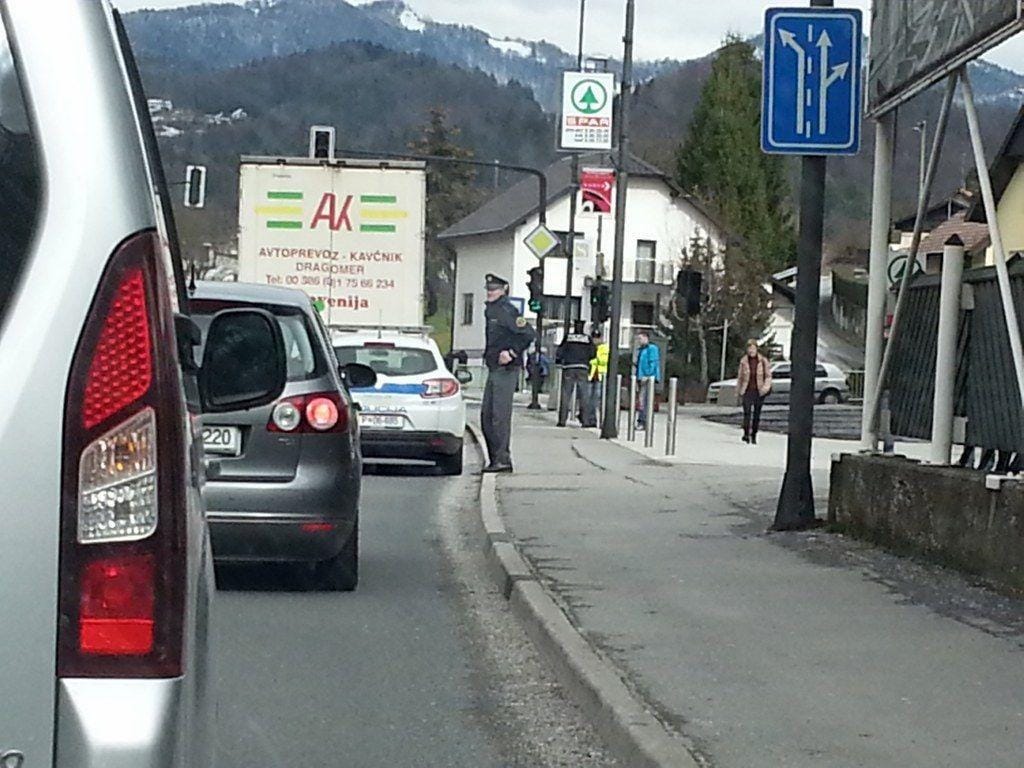 Trbovlje: Begunca skočila iz prikolice - enega prijeli, drugi še vedno na begu!